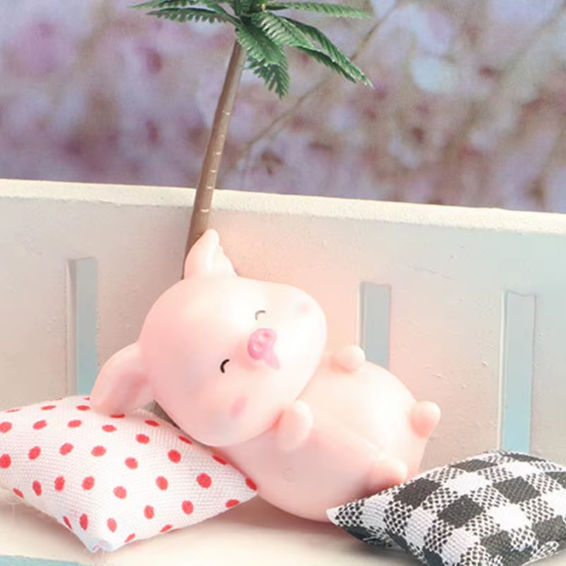 Miniature Resin Pig Cake Toppers Water Resistant Multi-Purpose Vivid Cute Pig Fi